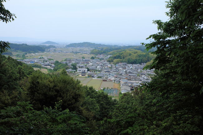 見晴台<br /><br />ぜんぜん広場じゃないが<br />街の様子が<br />綺麗に見えますね<br /><br />あれ？<br />あそこまで行かなきゃ<br />帰れないってことだよね<br />時間的に余裕が無ければ<br />来ない方が良いところかも・・・<br />（ちょっとチャレンジャーでした）