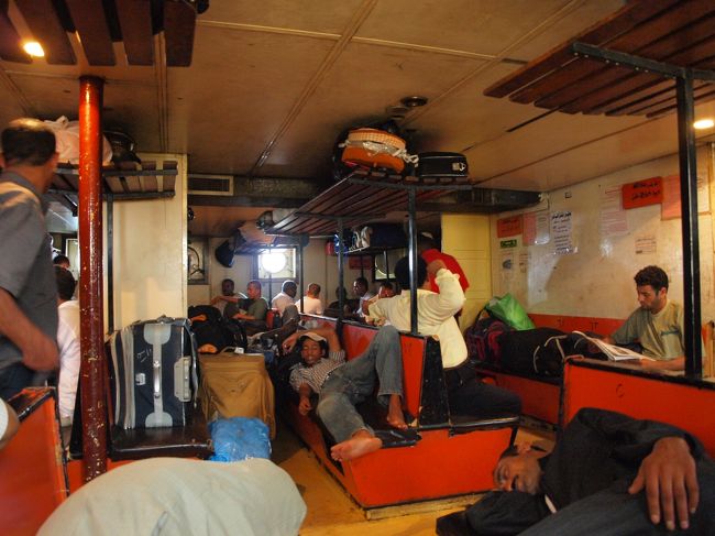 船内の様子。テレビとかジューサーが運び込まれ、エライことに…。ただし、クーラーはガンガンに効かせてあるので、暑さにやられることはない。