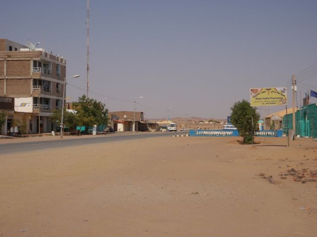 ワディ・ハルファの街並。何にもないし、暑くて誰も歩いていない。さっさとここを抜け出せねば。