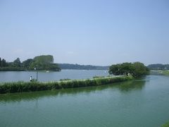 ＜千波湖＞
駅から10分ほど歩くと、千波湖に到着。
手前は桜川で、千波湖は遊歩道の向こう。