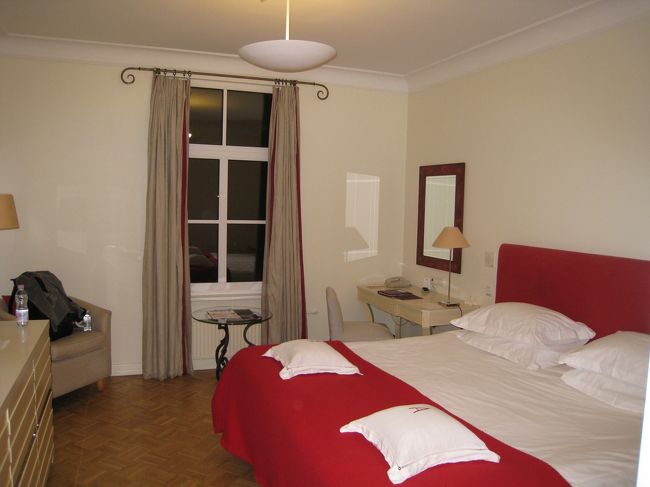 アングレテーレ。イサク聖堂の目の前、マリインスキー劇場に近いという立地から選びました。この時期、宿泊客は多くないようでした。私には、ちょっと贅沢なホテル。深夜着の為、チェックインで預けたパスポートは翌朝返してもらいました。