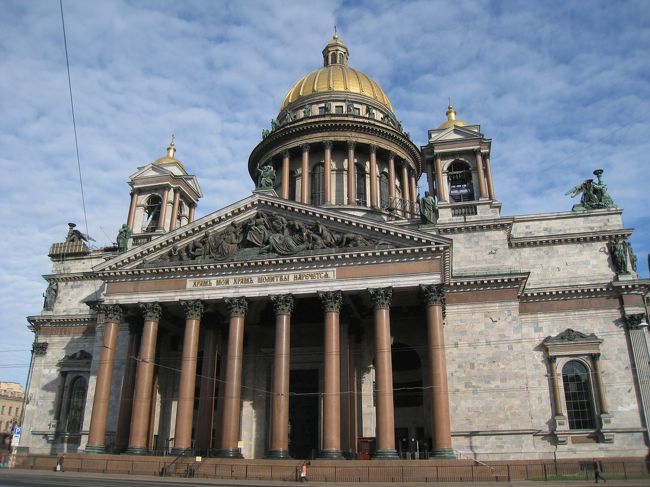 翌早朝。イサク聖堂。あまりにもホテルに近すぎて、いつでも登れると思いながら、結局覗きもせずに帰ることに。