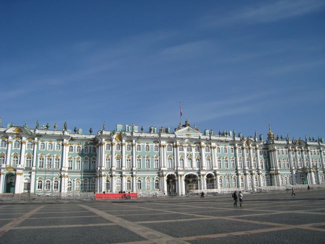 エルミタージュ。シーズン前だからか、入り口前の行列もそれほどでもなかった。「with ticket」の列に並び、他の方のサイトで読んだ通り、ゲートが開いたら割り込んで行くつもりが、最初の階段を上がった所に係員がいて、バウチャーを手にしている客を捌いていました。私も印刷したものを持っていたので、レセプションへと言われました。ただ、ここではバウチャーを受け付けるだけで、発券所は更に左奥に。
