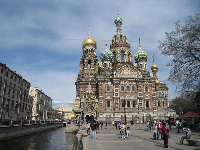 血の上の救世主教会。外観はとてもパンチが効いているが、中は狭く。