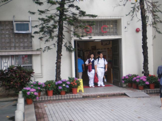 【皇仁書院】<br /><br />すぐ緑濃い敷地に学校が見つかります。孫文も学んだ皇仁書院です。元は今のソーホーにありましたが、こちらに移転になりました。<br /><br />皇仁書院:クチコミ投稿しました。