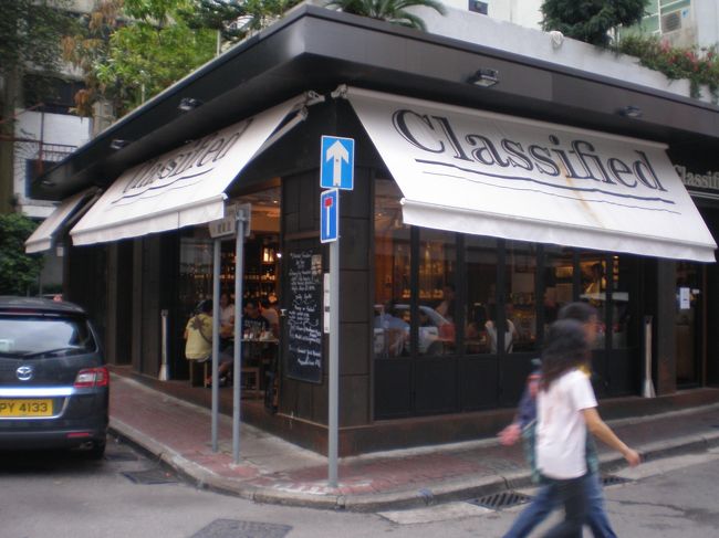 【クラシファイド】<br /><br />街のランドマーク、蓮花宮の前にも、お洒落なカフェやバーがあります。<br /><br />写真は、ワインも飲めるお洒落カフェ、クラシファイドです。<br /><br />クラシファイド：クチコミ投稿しました。