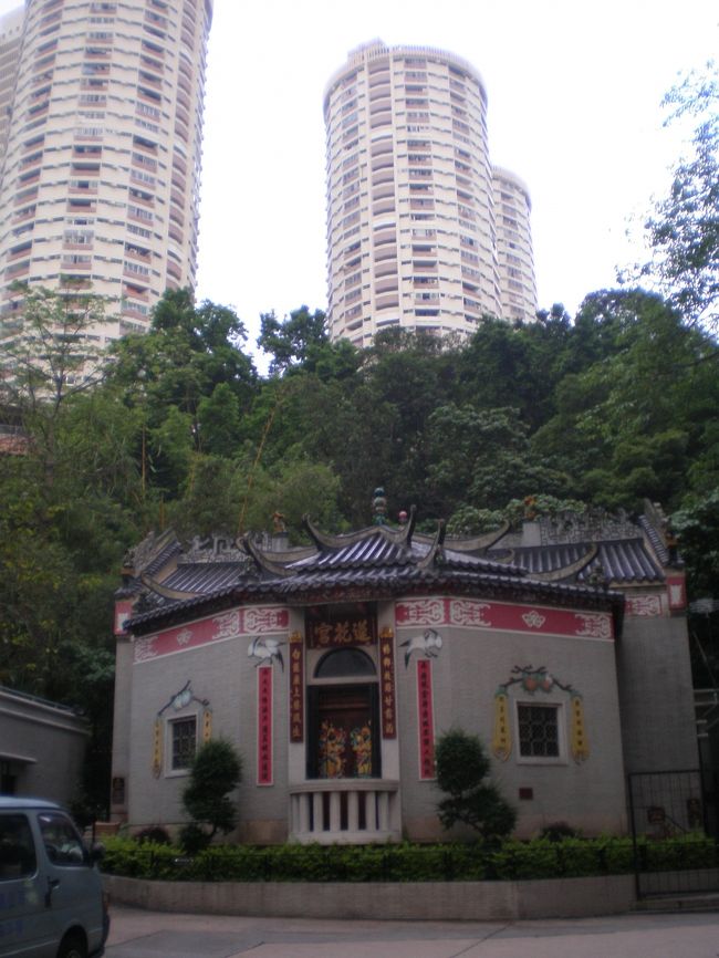 【蓮花宮】<br /><br />街のランドマーク「蓮花宮」。高層フラットを背負って建っています。蓮花宮舞火龍祭の時期は、静かな街が熱気に包まれます。<br /><br />蓮花宮：クチコミ投稿しました。