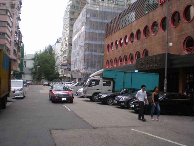 【浣紗街】<br /><br />昼の浣紗街はだだっ広い感じの道です。人影もまばらで、ピザ店のピッコロとミスト・ピザリア、シンガポール料理の肉骨皇などに客が入ります。<br /><br />浣紗街：投稿しました。