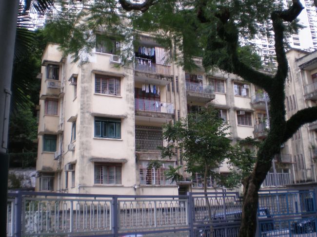 【融苑】<br /><br />浣紗街のいちばん奧、大坑学校に並んで「融苑」という古い唐楼アパートがあります。夕方から次々と部屋に灯が入ると、劇の舞台を見ているようです。<br /><br />融苑：クチコミ投稿しました。