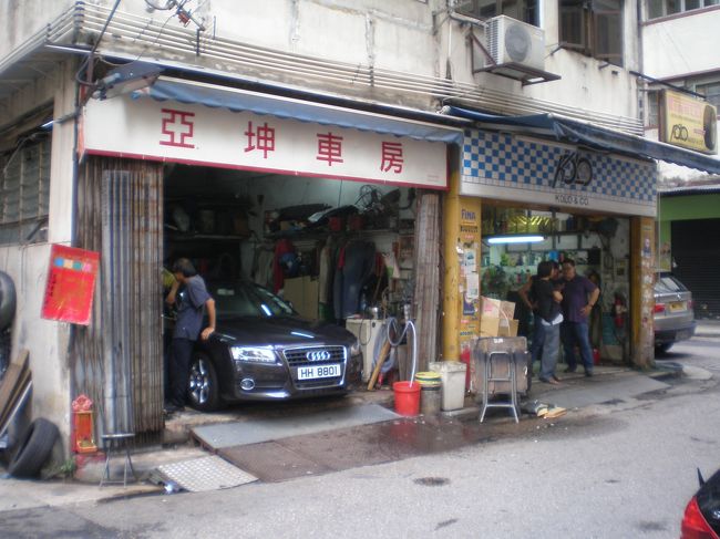 大坑の奧、新村街あたりを歩くとまだまだ工場街、ほとんどが自動車修理関連です。工場内にはフェラーリ、ポルシェ、ＢＭＷなど高そうな車が入っています。