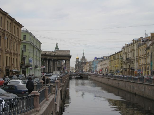 一日、歩き通しで疲れきった、ホテルへの帰り道。遠くに血の上の救世主教会が見える。