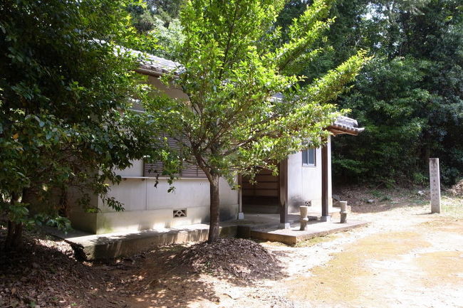 石段を登った先に簡素な社殿がありました。