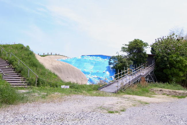 中心部分はまだ立入禁止でした。でも厳重にダメって雰囲気ではなかったので（勝手な解釈）、こっそり入って写した写真がコチラ。さすがに頂上までは登りませんでしたが。<br />植山古墳は、石棺に熊本産の石が使われているということで、ちょっと興味をそそられるのです。被葬者は推古天皇と竹田皇子との説もあるそう。