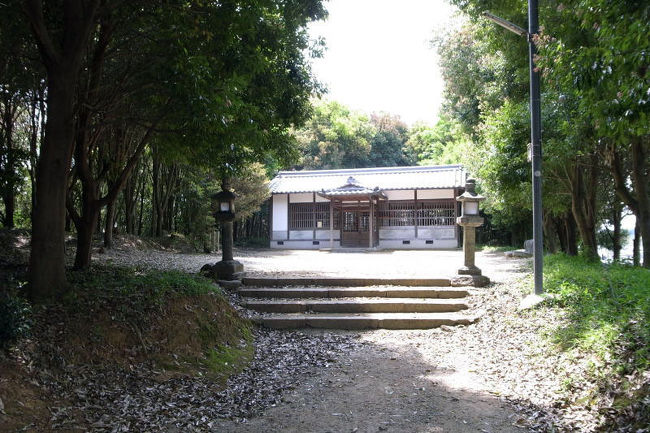 先ほどの素戔嗚命神社と同じく、簡単な社殿の建つ、小さな神社でした。