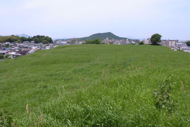 前方部が見渡せる場所に出ました。墳丘上は一面の草原って感じで爽やか〜！運動会ができるほどの広さです。