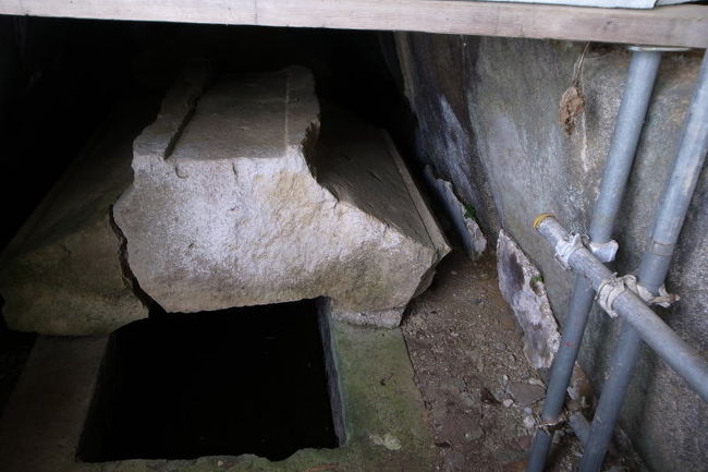 覆い屋の金網越しに中をのぞくと、石棺が縦に２つならんで置かれているのが見えました。<br />薄暗くて不気味でした。