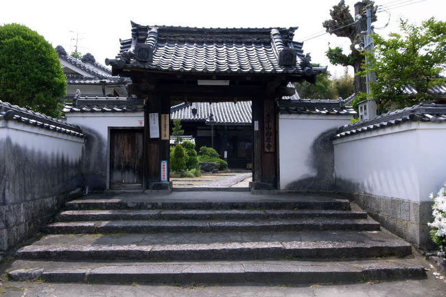 現在は向原寺というお寺があります。お寺にお願いすれば、豊浦宮の発掘現場見学やお寺の仏像拝観をさせていただけるとのことでしたが、この日は何の計画もなしに訪問したので、周辺を見学するだけにしておきました。