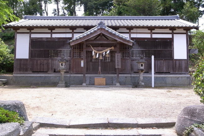 向原寺の裏手に、甘樫坐神社（あまがしにいますじんじゃ）がありました。<br />奈良には〜坐神社という名前の神社が多いなあ。他じゃあまり聞かないような気がするのですが。