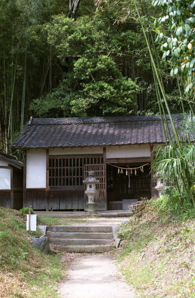 天岩戸神社という名前の神社も、全国にはたくさんあるのだろうと思います。ここは、有名な宮崎県高千穂町の天岩戸神社にくらべると、ものすごーく小さな神社ではありますが、香具山の麓というロケーションはなかなかそれっぽいのではないでしょうか。<br />ご神体は天照大神が隠れたと伝わる岩穴だそうです。神殿はなく岩穴そのものを祀るという原始的な祭祀形態も、三輪山などに通じるところがあって神秘的です。