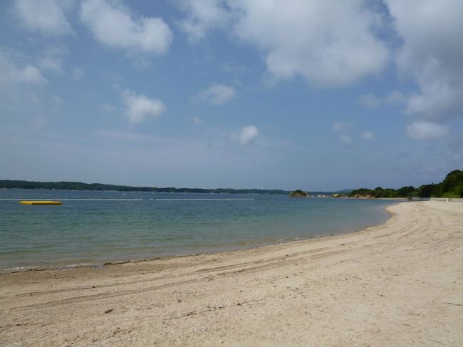 英虞湾内の小さな岬の半島にある海岸で両側に砂浜が広がっています。遠浅の海が広がり波も静かで穏やかです。小さな子供でも安心して遊べます。