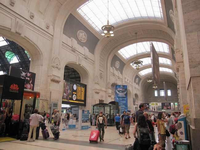 http://4travel.jp/overseas/area/europe/italy/verona/travelogue/10673709/<br />の続きです。<br /><br />ミラノ中央駅です。<br />今まで見た駅の中で最も芸術的な駅だと思います。<br />