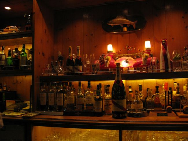 最近、福岡に来たらここに立ち寄ります。<br />宿の近くにある、行きつけのバーのオーナーとお友達のバーへ。<br /><br />*bar eno*<br />http://r.gnavi.co.jp/f178200/