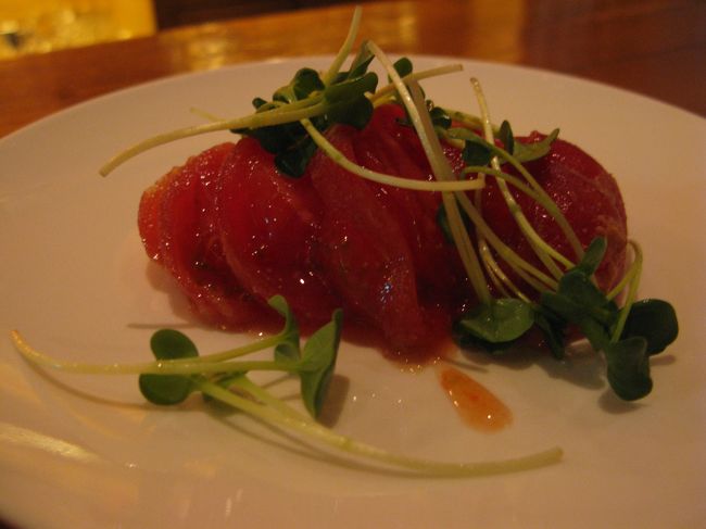 いろいろおつまみを注文しました。<br /><br />旅が始まる前から、食欲旺盛。<br />飛ばしてないか心配（苦笑）