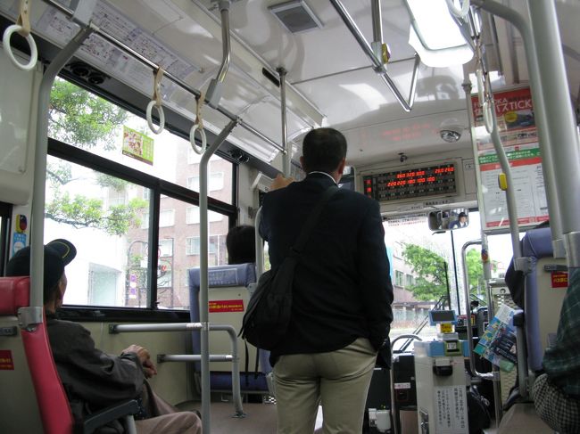 ここからバスに乗って、博多港国際ターミナルへ向かいます。<br />所要時間約25分、運賃180円なり。