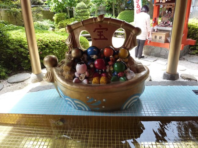 ゆあみやのすぐそば「さるぼぼ黄金足湯」