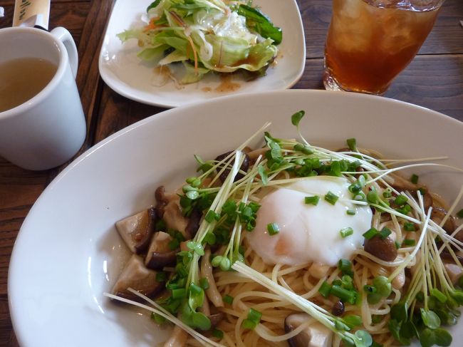 ブラブラして、お腹もすいたので、<br />飛騨川沿いにある、ちょっとオシャレなお店でランチ<br />ダイニングバー「フェロウ」<br />私は「木の子と温玉の和風スパゲティー」９００円に、スープ・サラダ・ドリンク・デザートのセットをつけて、１２００円也<br />麺のゆで方もちょうどよく、すごく美味しかったです(*^^)v