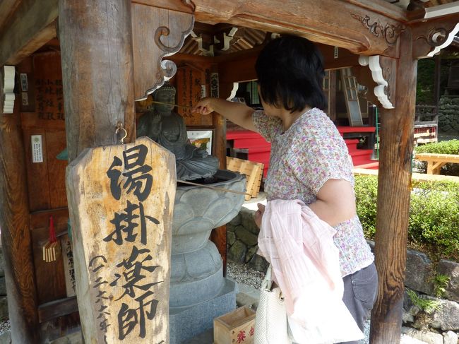 体の痛い部分に、湯掛薬師如来から沸き出る霊泉をかけます<br />友人は体全体にたっぷりかけてました〜<br />この年になると、あちこちガタガタです〜(^_^;)