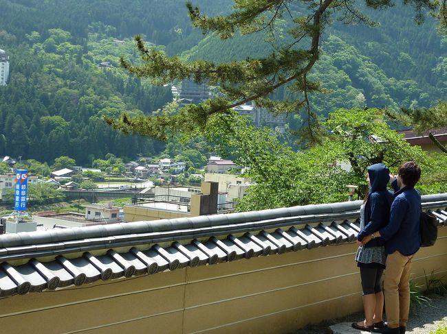 お寺から下呂の町並みが一望できます<br />イイね、若いカップルは（*^_^*）