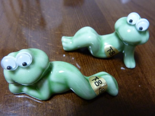 合掌村で買った箸置き<br />もちろん横向きで寝っ転がってるのが夫の