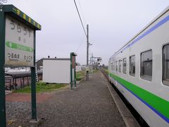 素朴な駅に停まりながら、列車はのんびりと走って行く。
そして、終点の浦臼駅には８時ちょうどに到着。
この先へ向かう列車は9時6分まで無いので、浦臼の街を散策することにした。