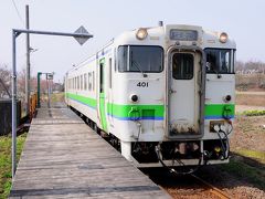 列車の時間が近付いてきたので駅へと戻る。
やってきた列車は、またも１両だった。
１時間余り待っても乗車時間５分で１駅隣の鶴沼駅に到着。
小さな待合室もあったが、ホームは板張り部分もある簡素なものだった。
もちろん無人駅だ。