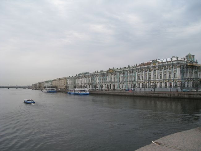 宮殿橋から見たエルミタージュ。