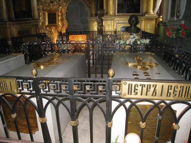 ペトロパヴロフスク要塞に戻り、インフォメーションで、券売機は直ったと聞き、隣の無愛想なチケット売り場で共通入場券を購入。ピョートル大帝とエカテリーナ２世の墓。