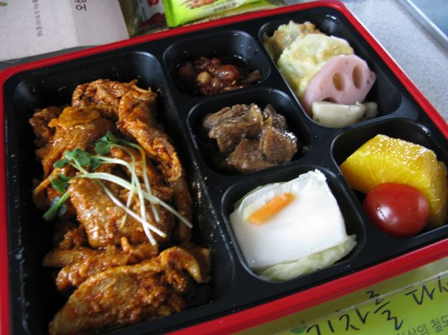 そして、楽しみにしていた車内販売の弁当10,000ウォン.<br /><br />ちなみに「ベントー」と言ったら販売員の方、通じます♪<br /><br />