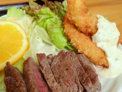 そんで、珈琲一族さんに入ってこれ食べました。
洋食だとすぐ隣の「あるるかん」さんのほうがよさげでしたが、お値段と兼ね合いもありこちらへ。
喫茶店のお昼ご飯は庶民の味方！
店頭にも一杯メニューがあります(・-・*)

生姜焼き一辺党の私が頼んだのは
牛ステーキとエビフライ！
1080円。素敵！！
待ちに待った昼食。

待ち焦がれた味は黄金の味でした・・・
タレがね。(￣−￣)


ステーキなのに焼き肉風味とはこれ如何に？
エバラじゃなくてイバラの道。
奈良はおっとろしい。
エビフライとタルタルは美味しゅうございました。