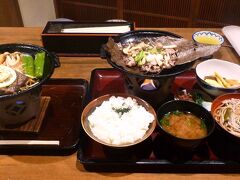 昼食には、飛騨に来たなら飛騨牛を 
行ったのは「田舎茶屋 一休庵」 
http://r.tabelog.com/gifu/A2104/A210401/21001808/ 

今回は、朴葉みそ焼き定食に飛騨牛ミニステーキを 

ミニステーキは、火が入りすぎて少し硬かったのが残念。 
朴葉味噌焼きは、ご飯が進みます。 