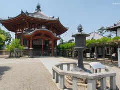 南円堂。
弘仁四年(813)、藤原冬嗣が父・内麻呂を弔うために創建されました。
現在の南円堂は寛政元年(1789)に再建された物です。
平成4年度修理。

西国三十三所観音霊場、第九番。