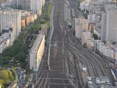 陽が出ている時間のモンパルナスタワー。
Paris Montparnasse駅に入ってくる長いＴＧＶが見える。 