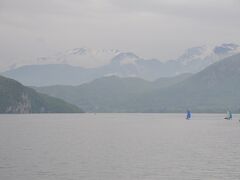 アヌシー湖はとても水がきれいで雪山も見えます。
フランスNo.1ともいえる湖です。

山はイタリア方面でしょうか？

ボートに乗っている人も気持良さそうです。