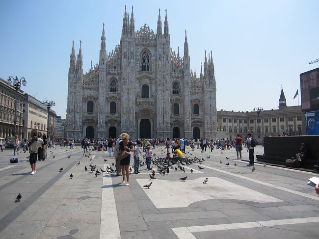 ドゥオモまではホテルから地下鉄で2駅。<br />地下から出ると、いきなりドゥオモが見えます。<br />ガイドブックで見るよりも迫力があります。<br />
