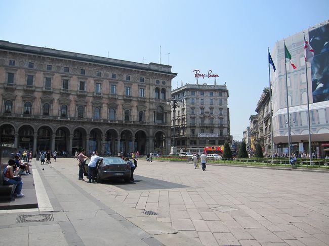 ドゥオモ周辺の風景です。<br />アルファロメオ（イタリア車）が広場に停まっていました。<br />赤色ならもっと画になったのに。。。