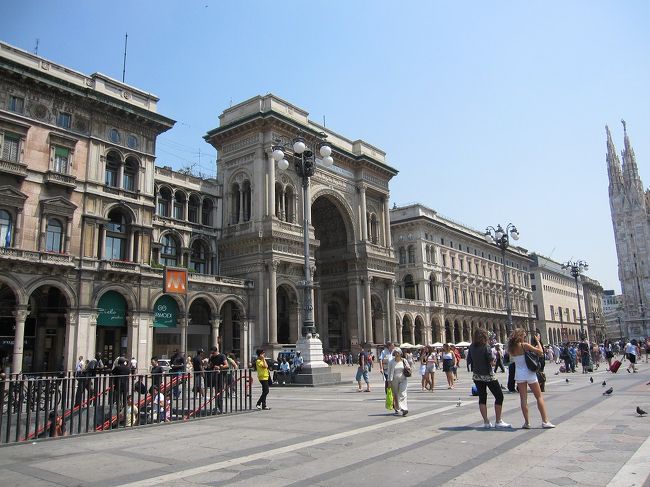 ドゥオーモの横には、ガッレリア（アーケード）があります。<br />こちらは100年以上前に作られたものです。