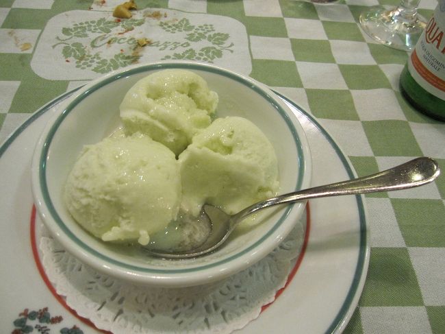 デザートにりんごシャーベットを頂きました。<br />りんごのリキュールがかかっていて美味しかったです。<br /><br />お店は普通のレストランなので、値段も安くて良かったです。