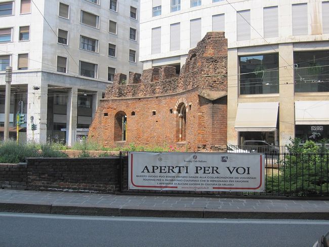 お腹も一杯になったので、ウロウロ散策します。<br />これはなんでしょうか？<br />昔の城壁？<br />