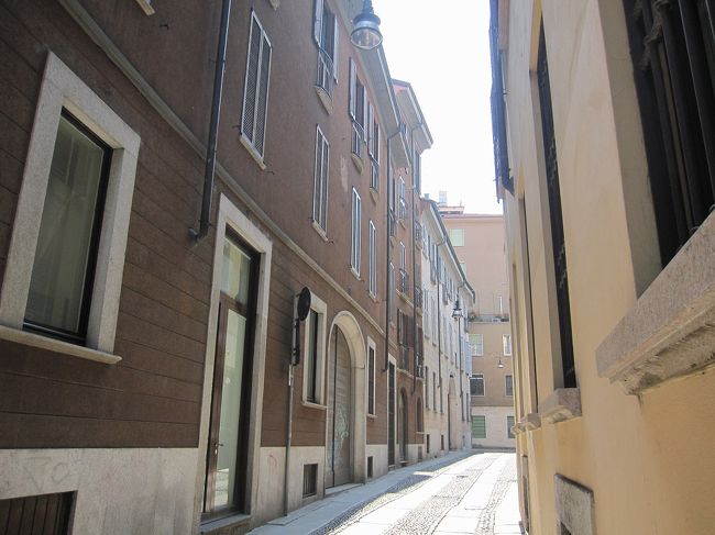 ちょこっと路地へ。<br />こちらは比較的新しい建物ですね。<br />