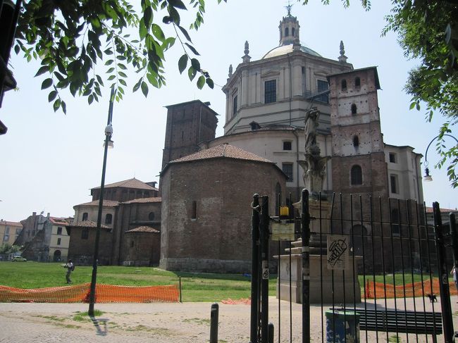 ちょっと大きめの教会にたどり着きました。<br />